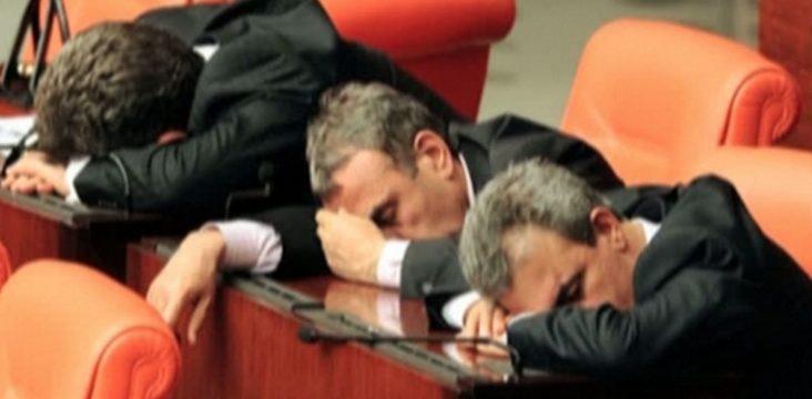 parlamentari_dormind