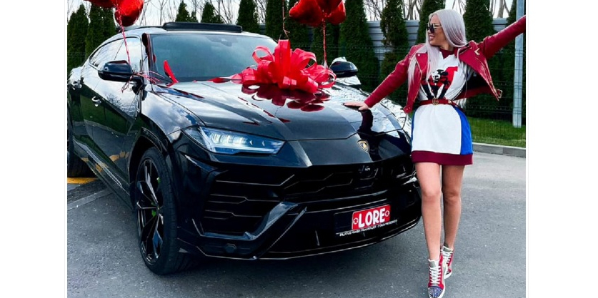 violence regular die Loredana Chivu a primit cadou un Lamborghini de 380.000 de euro, dar nu  vrea să spună ce a făcut pentru el, că după aia o să aibă toată lumea! -  Comentacii