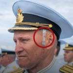 Un comandant rus de submarin a venit la parada de Ziua Marinei cu cascheta prinsă cu o bretea de sutien. Sutienul e sub caschetă, ca material antiglonț