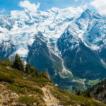 5 români au vrut să urce pe Mont Blanc în pantaloni scurți și teniși. Fiind vorba Mont Blanc, normal era să urce cu ciorapi albi. Și papuci