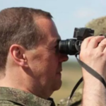 Geniul militar Medvedev se uită printr-un binoclu aproape închis și vede cum brava Armată Roșie ocupă Ucraina în 3 zile