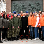 Putin și-a pus pantofi cu toc și s-a urcat pe o bordură ca să fie mai înalt decât copiii cu care s-a pozat. I-ar trebui și lui un Negoiță, ca să aibă mai multe straturi de bordură pe care să se urce
