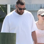 Taylor Swift, the artist who deserves a statue in all major cities, and Travis Kelce got affectionate while recently vacationing in the Bahamas