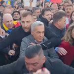 “Ați reușit să-i atingeți? Se zice că vindecă orice boală!”