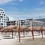 Pustiu pe plajă la Mamaia. Zecile de mii de turiști nu mai vor să iasă din hoteluri de frica prețurilor mici de la terase